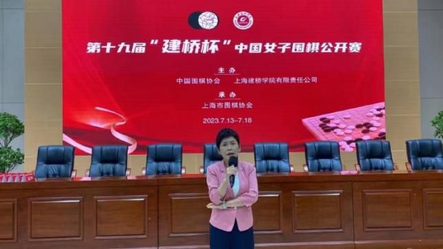 1929年的越南是法国殖平易近地，一个15岁的法国少女（珍·玛奇 饰）在西贡女子寄宿黉舍念书。每逢假期她便回家，母亲办了一所很小的黉舍，收进甚少。她有两个哥哥，年夜哥比尔吸毒成瘾且胡作非为，二哥保罗素性脆弱，常受年夜哥的欺侮。一天少女一如平常一样辞别母亲乘上渡船回黉舍，在船上碰到一个坐玄色年夜轿车的中国阔少爷（梁家辉 饰），他是华侨财主的独生子。中国汉子喜好这名白人少女便往搭赸，两人便搭上了。 少女在寄宿黉舍里知道有的女生在外卖淫，她也想找个有钱人尝尝，是以很自动地与汉子扳谈。上岸后两人逛了西贡，还一路上馆子吃